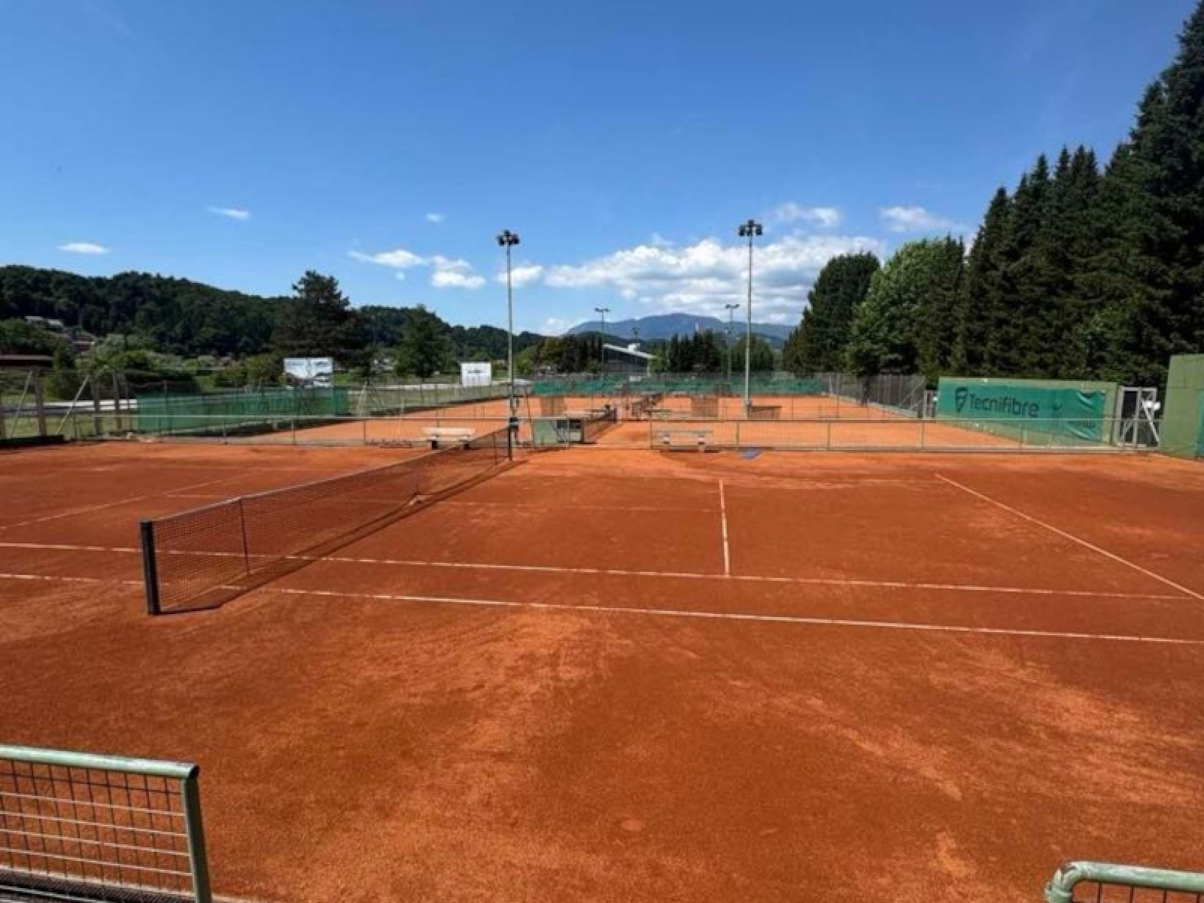 Tennis Courts / Bela dvorana